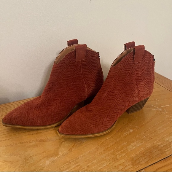 {Dingo} Kuster Suede Pointed Toe Cowboy Ankle Boots - Picture 7 of 9